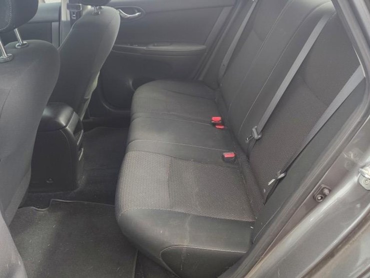 2019-nissan-sentra-runs/moves-s-image-5