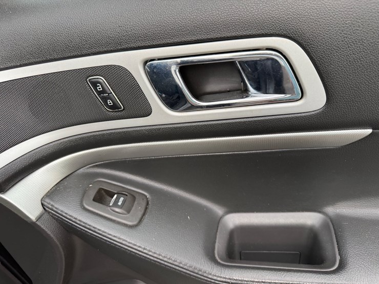 2012-ford-explorer-xlt-image-25