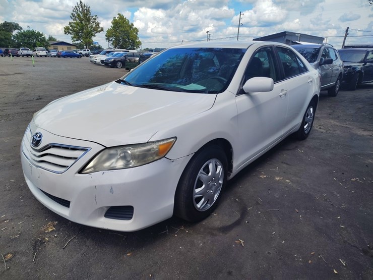 2011-toyota-camry-runs/moves-base-image-2