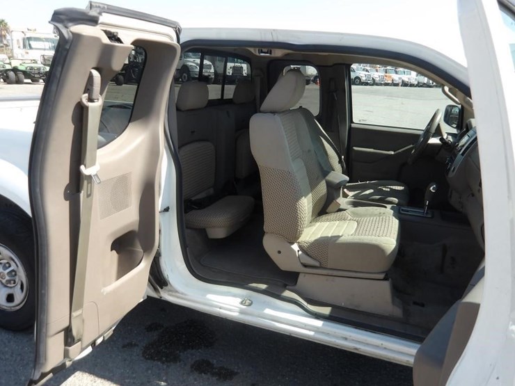 2016-nissan-frontier-sv-image-14