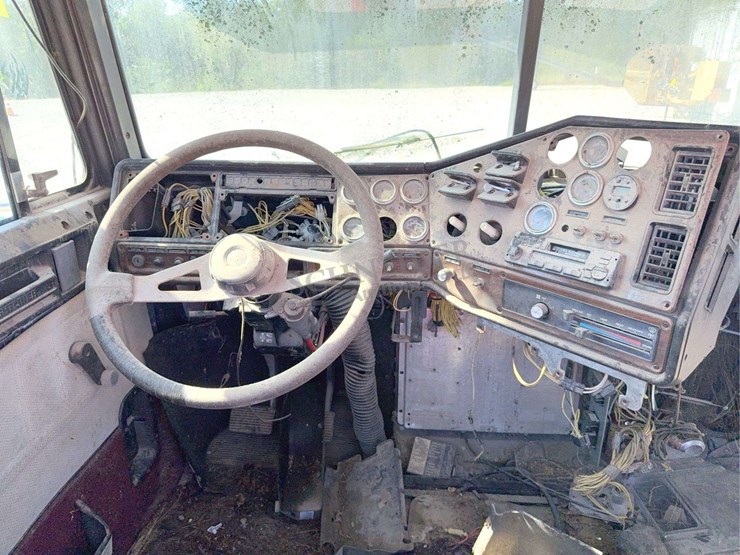cab-off-of-1994-freightliner-truck-image-16