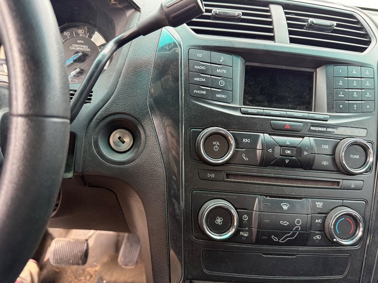 2016-ford-explorer-image-32
