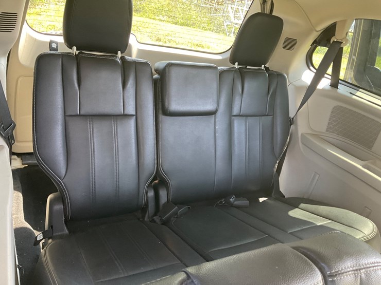 2015-chrysler-town-&-country-image-13