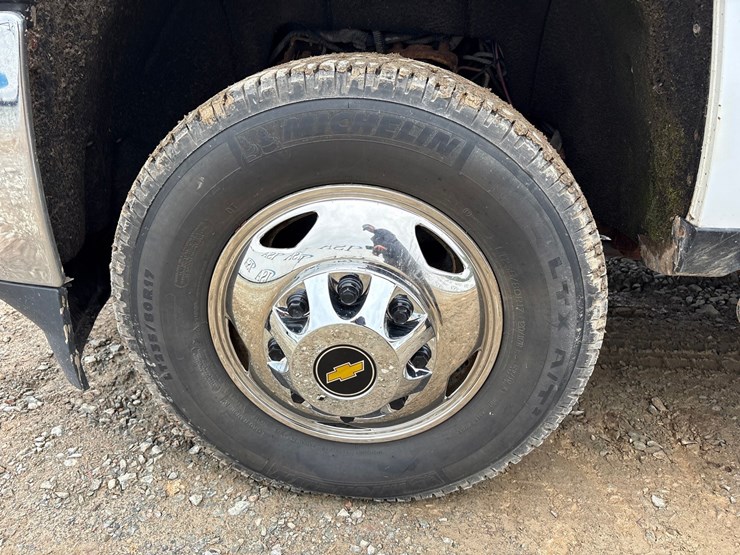 2016-chevrolet-3500-image-26
