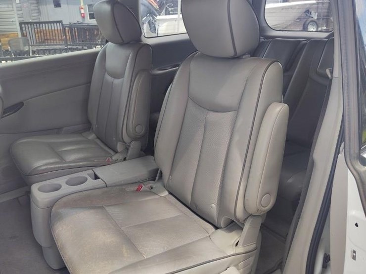 2013-nissan-quest-image-5