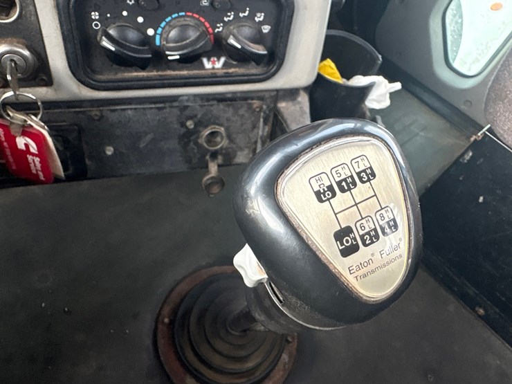 2013-western-star-4900sb-image-57