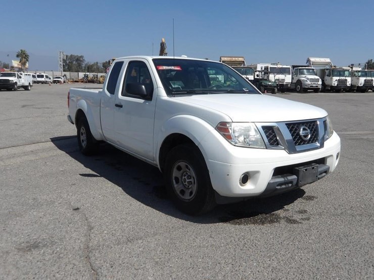 2016-nissan-frontier-sv-image-3