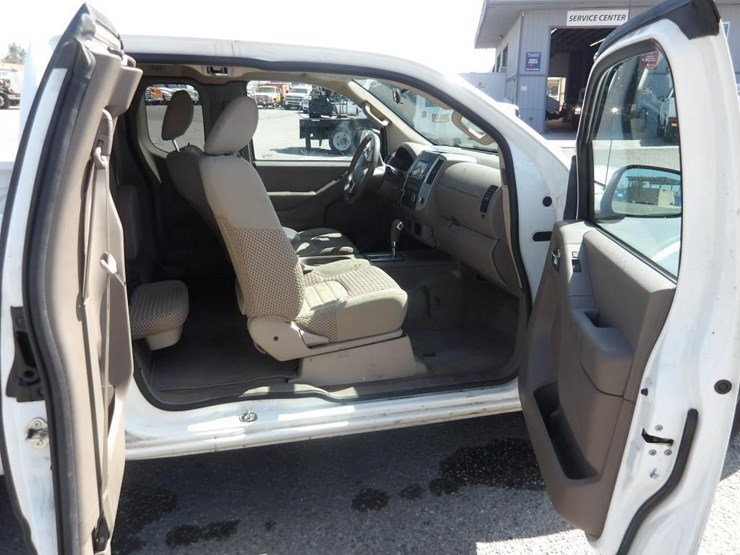 2016-nissan-frontier-sv-image-13