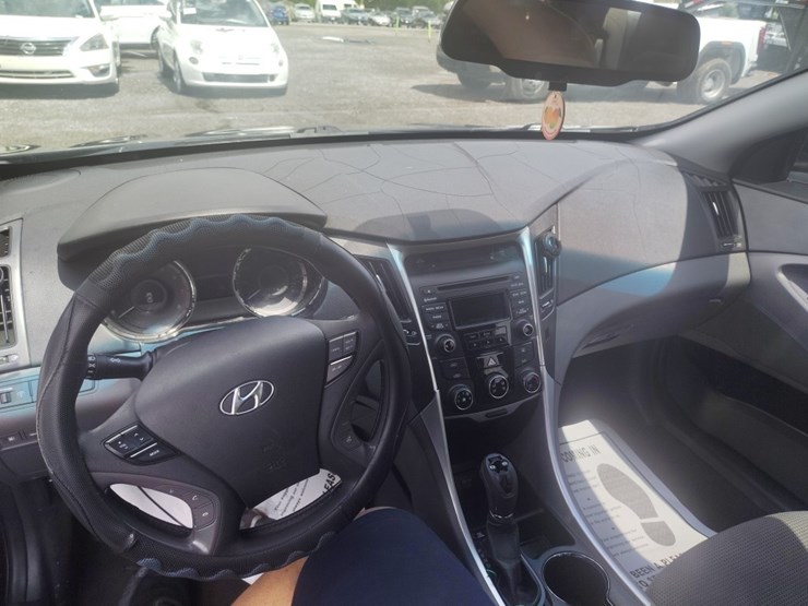 2014-hyundai-sonata-runs/moves-gls-image-7