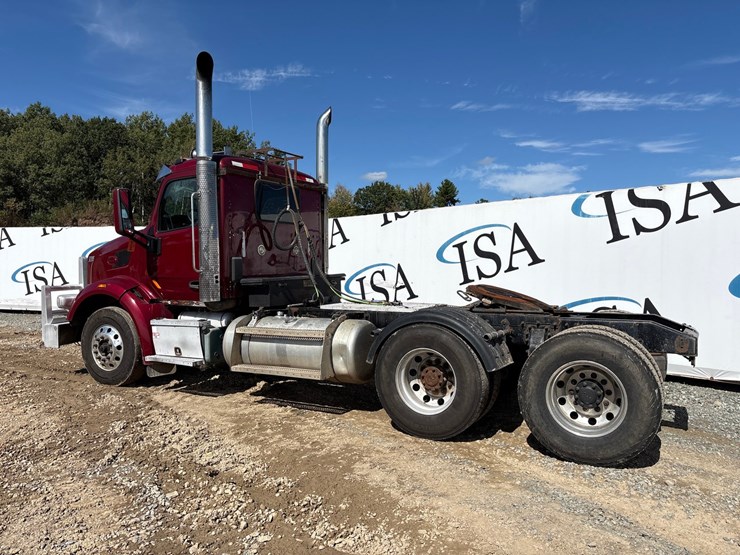 2015-peterbilt-567-image-3