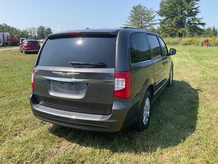 2015-chrysler-town-&-country-image-6