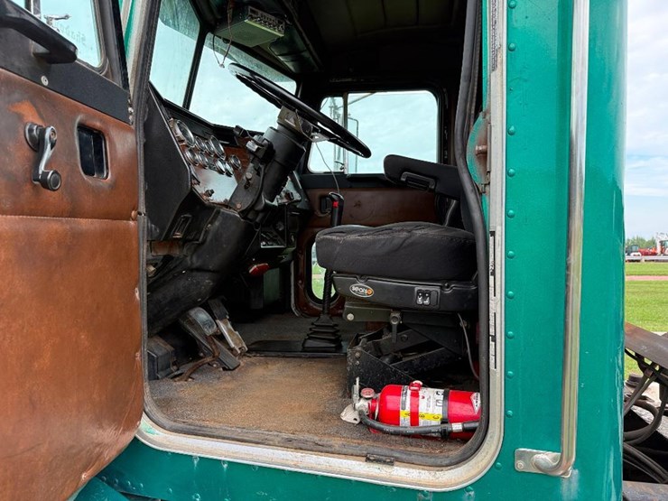 1996-peterbilt-378-image-52