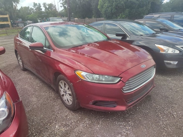 2014-ford-fusion-runs/moves-s-image-1