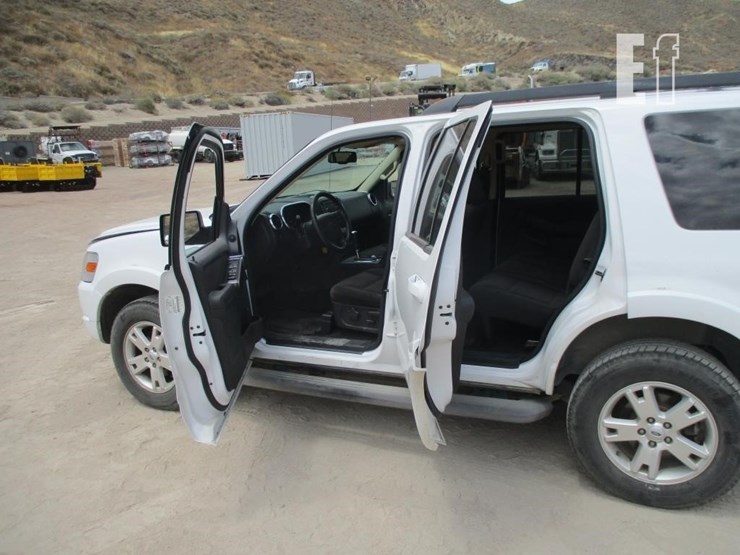 2010-ford-explorer-xlt-image-15