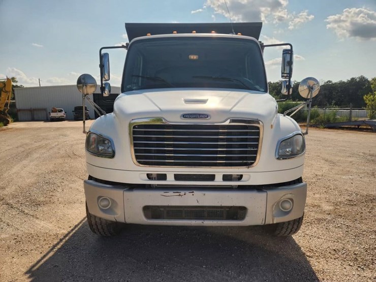 2012-freightliner-m2-106-image-8