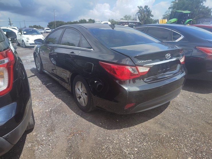 2014-hyundai-sonata-runs/moves-gls-image-3