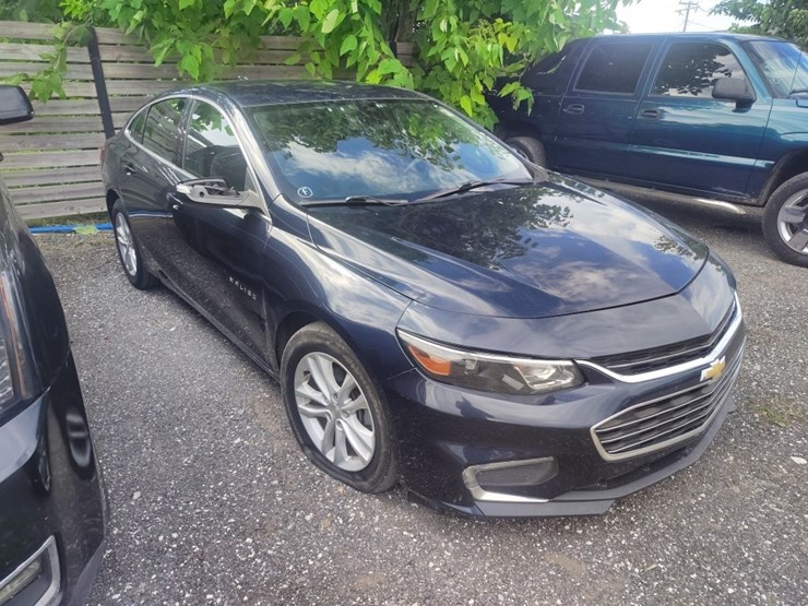2018-chevrolet-malibu-runs/moves-lt-image-1