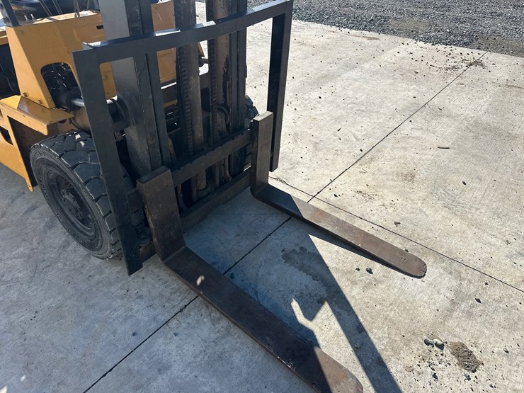 #5597-•-komatsu-fd25-7-forklift-image-10