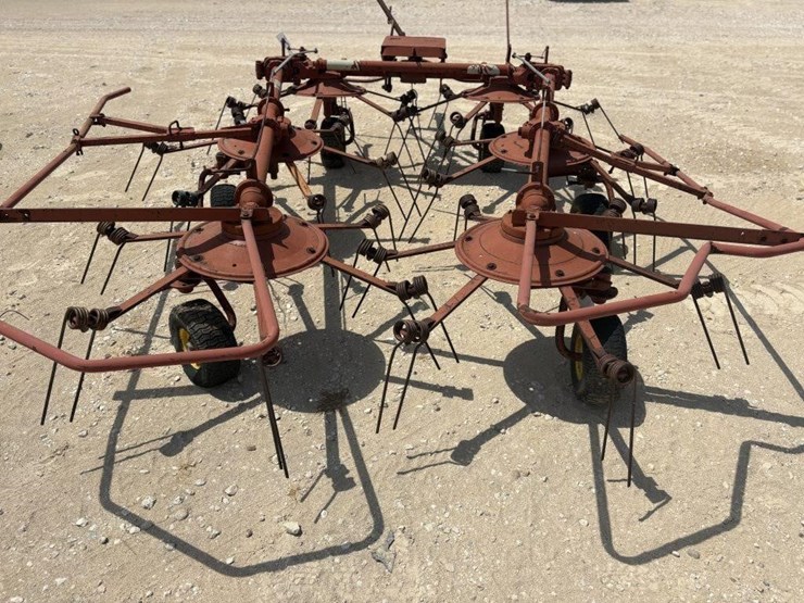 new-holland-169-image-2