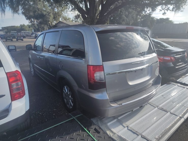 2016-chrysler-town-and-count-touring-runs/moves-image-3