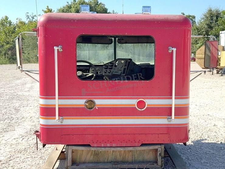 cab-off-of-1994-freightliner-truck-image-7