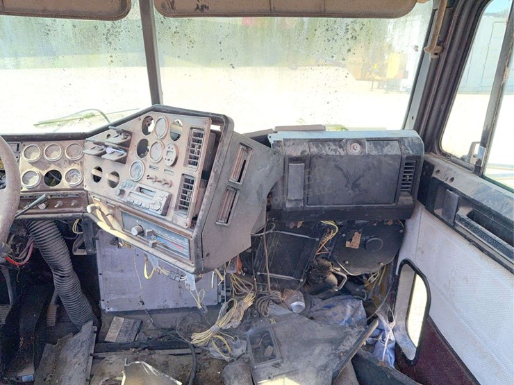 cab-off-of-1994-freightliner-truck-image-15