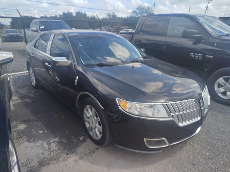 2010-lincoln-mkz-runs/moves-base-image-1
