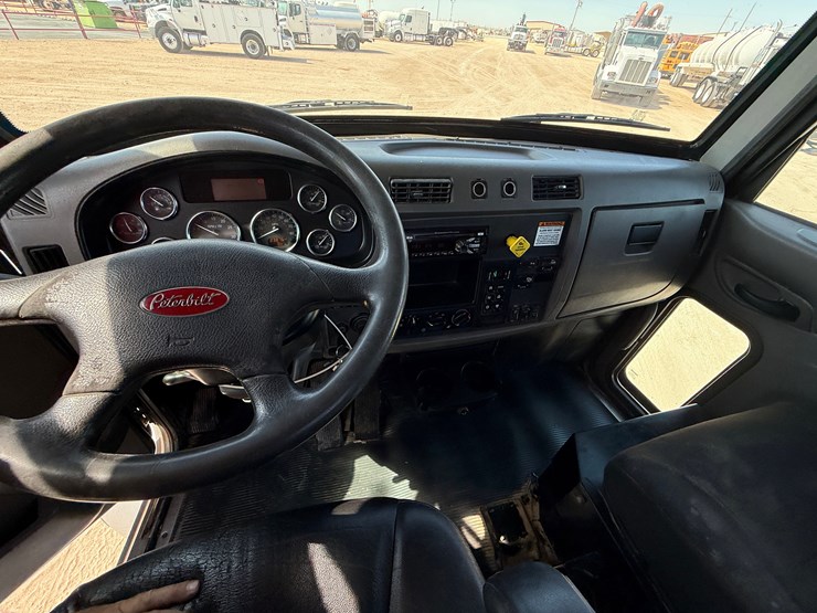 2016-peterbilt-348-image-30