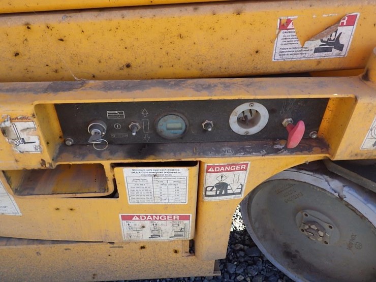 2015-haulotte-2632e-scissor-lift-image-13