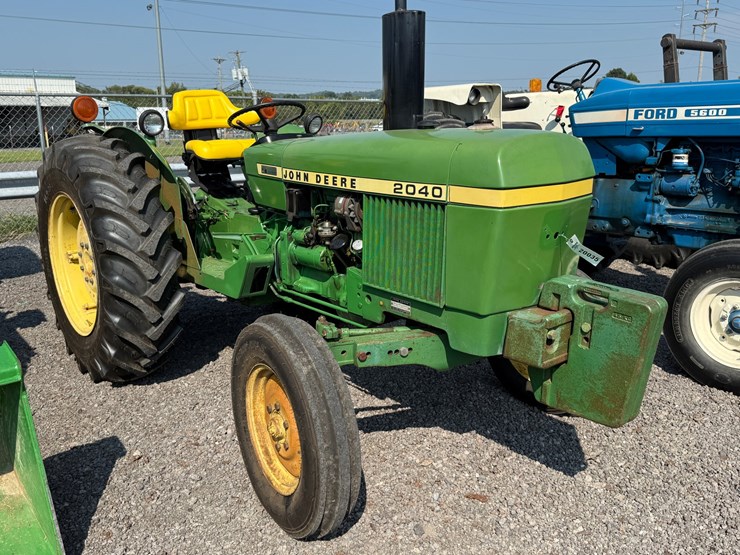 john-deere-2040-image-1