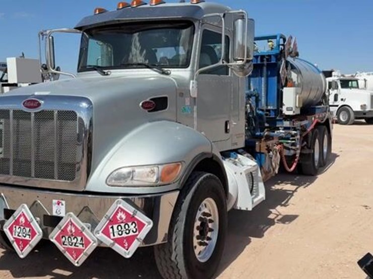 2016-peterbilt-348-image-1