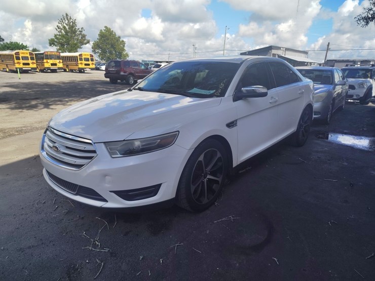 2015-ford-taurus-runs/moves-limited-image-3