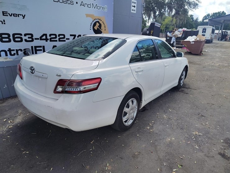 2011-toyota-camry-runs/moves-base-image-4