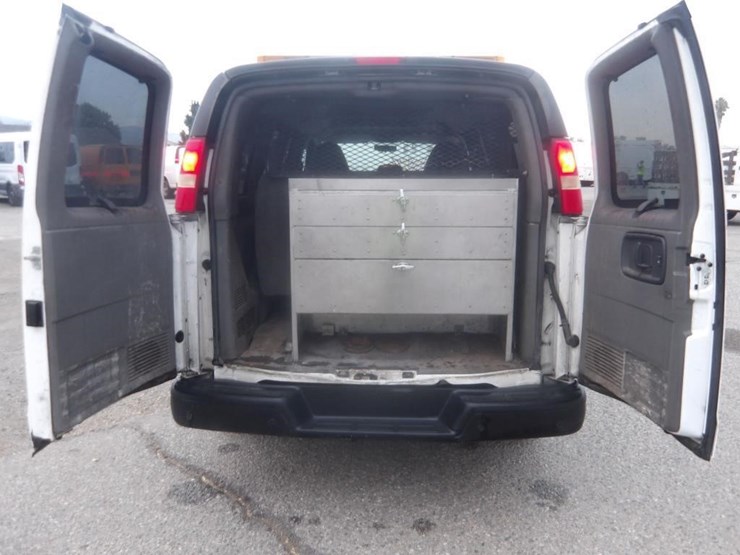 2011-gmc-3500-image-14