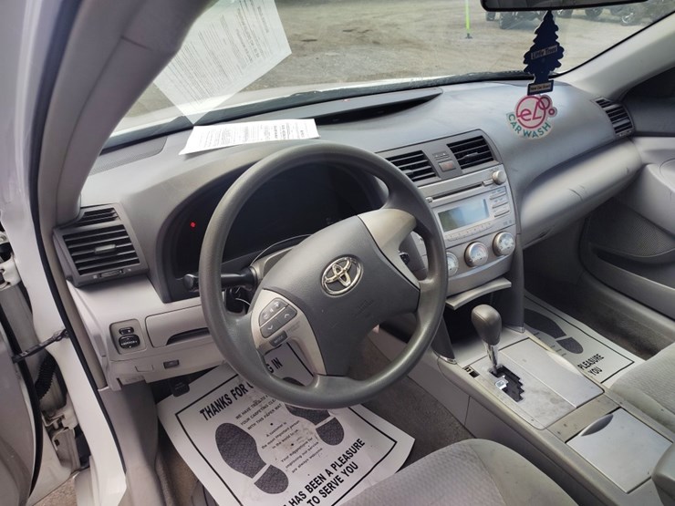 2011-toyota-camry-runs/moves-base-image-7
