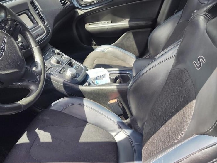 2015-chrysler-200-runs/moves-s-image-6