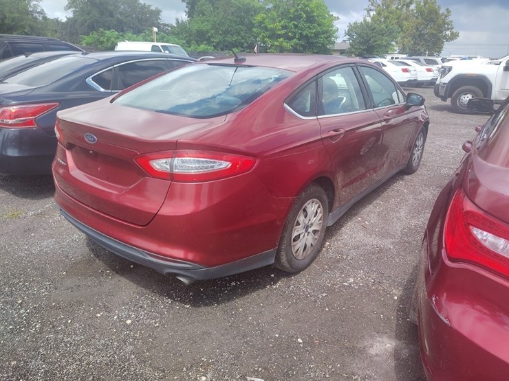 2014-ford-fusion-runs/moves-s-image-4