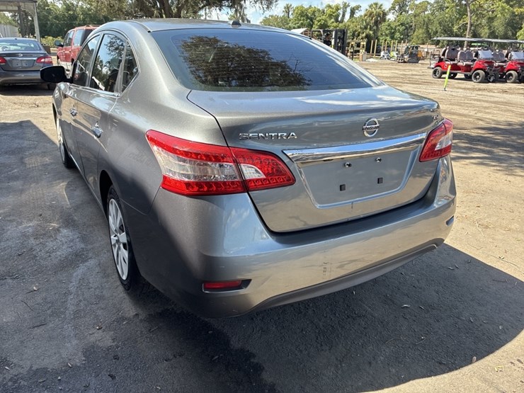 2015-nissan-sentra-s-runs/moves-image-5