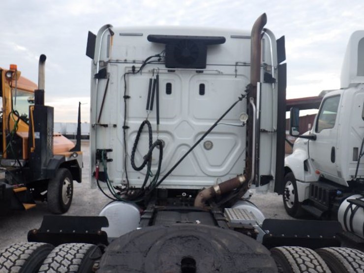 2019-freightliner-cascadia-113-image-11