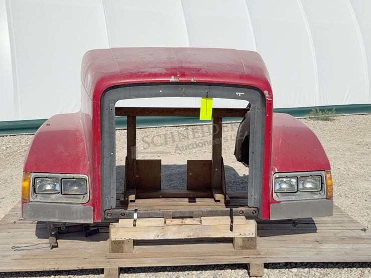hood-off-of-1994-freightliner-truck-image-8
