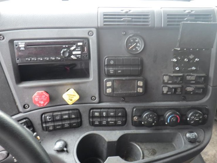 2019-freightliner-cascadia-113-image-17