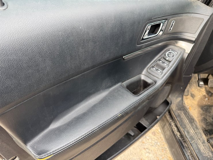 2016-ford-explorer-image-23