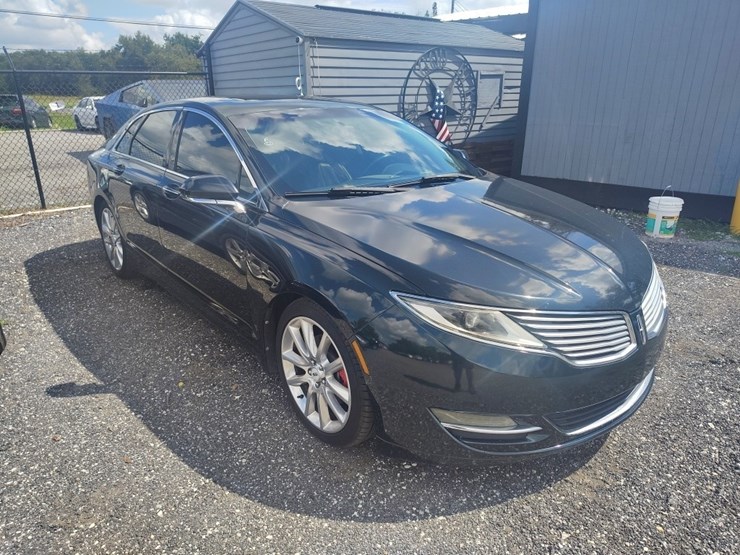 2014-lincoln-mkz-runs/moves-base-image-1