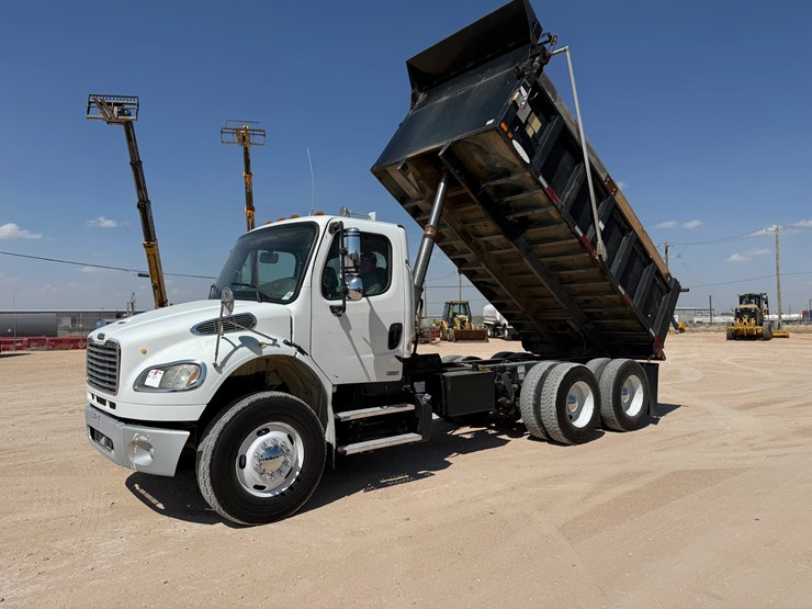 2012-freightliner-m2-106-image-2