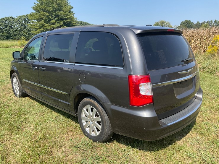 2015-chrysler-town-&-country-image-4