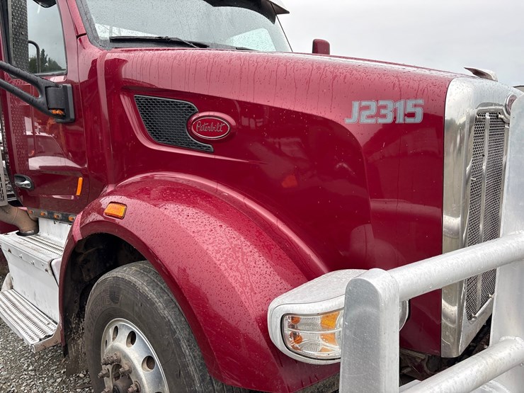 2015-peterbilt-567-image-15