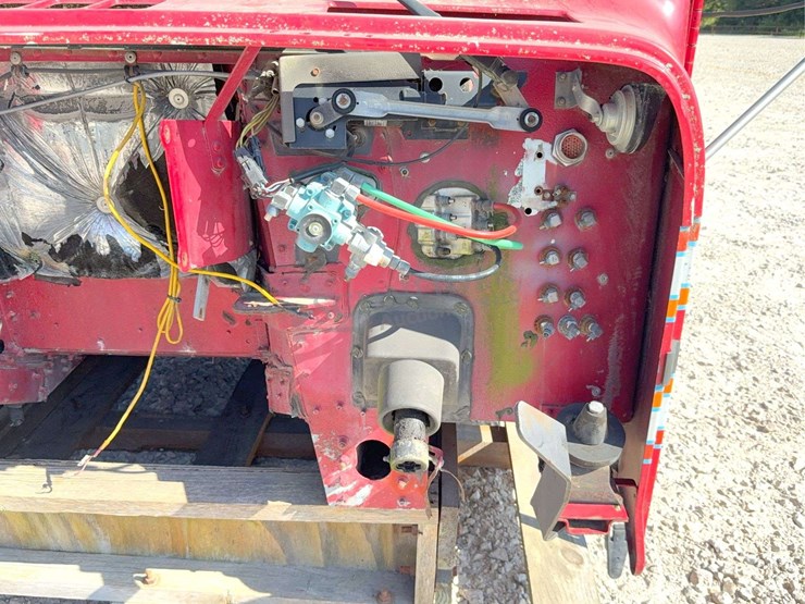cab-off-of-1994-freightliner-truck-image-9