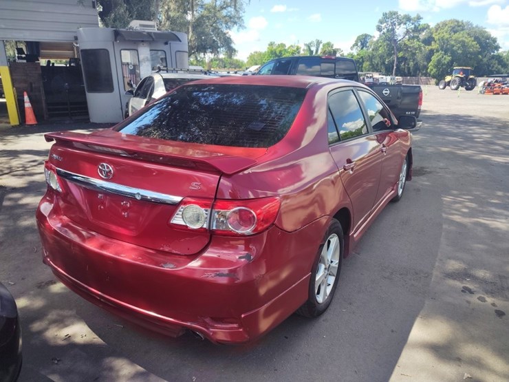 2013-toyota-corolla-runs/moves-l-image-3