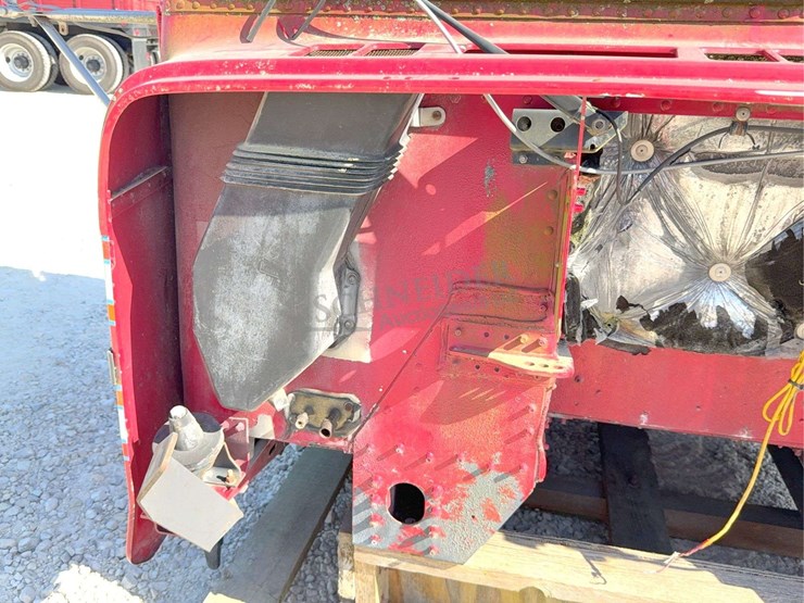 cab-off-of-1994-freightliner-truck-image-11