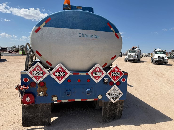 2016-peterbilt-348-image-9